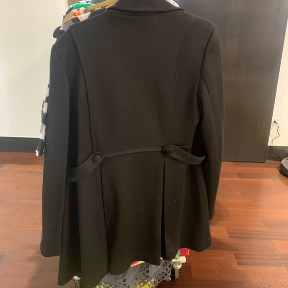 Black heavy winter coat. Just above the knee and has a clasp around the stomach - Picture 2 of 2